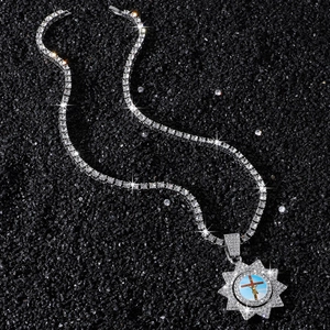 Chaîne tennis hip hop avec pendentif crucifix rotatif sur fond de texture de pierre