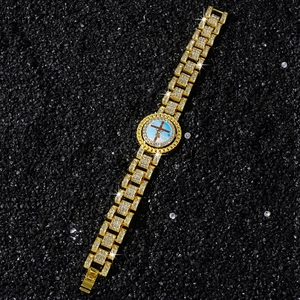 Vue détaillée du bracelet gourmette doré serti de zircons avec pendentif Jésus couleur