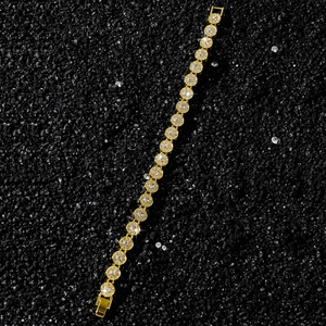 Detailansicht eines 8mm vergoldeten Gliederarmbands mit Kristallen auf schwarzem Grund