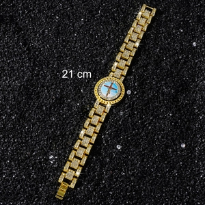 Détail du bracelet doré serti de strass avec une chaîne de 21cm et motif de croix religieuse