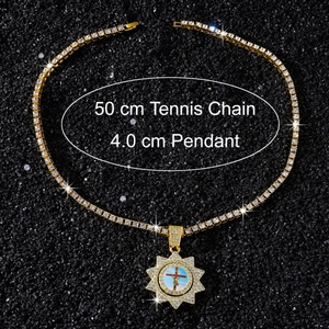 Détail macro d'une chaîne tennis dorée de 50cm et pendentif soleil religieux