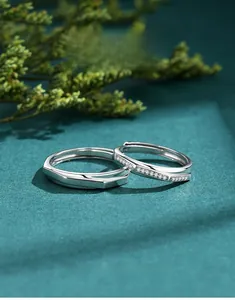 Vue macro de bagues de couple en argent S925 avec facettes géométriques et pierres serties