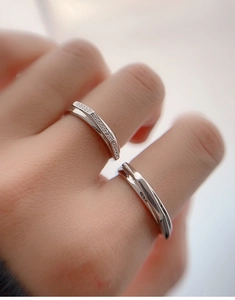 Détail de bagues de couple en argent S925 avec anneau torsadé et serti de diamants fins