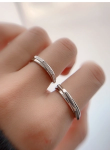Détail de bagues de couple en argent S925 avec design croisé et pavé de oxydes de zirconium