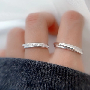 Bagues de couple en argent sterling S925 avec un design croisé minimaliste en zircon