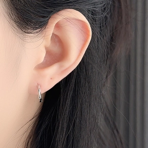 Boucles d'oreilles créoles en argent S925 avec texture froissée vintage sur mannequin