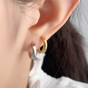 Minimalist S925 sterling silver pleated hoop earrings in gold and silver finish
