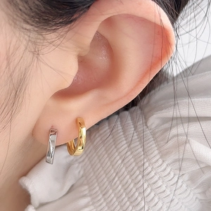 Minimalist S925 sterling silver pleated hoop earrings in gold and silver finish