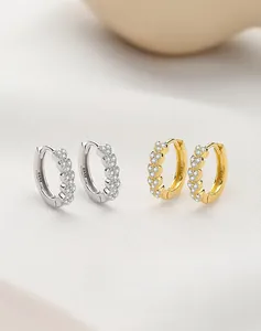 Vue détaillée des boucles d'oreilles cœur en argent S925 avec zircons micro-pave