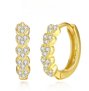 Vue détaillée des boucles d'oreilles cœur en argent S925 doré avec zircons brillants