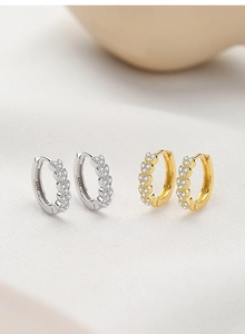 Vue détaillée des créoles en argent sterling S925 avec cœurs en zircon micro-incrustés