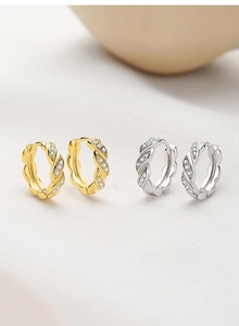 Detailansicht der gedrehten Silber-Ohrringe mit Zirkonia in Gold und Silber-Ausführung