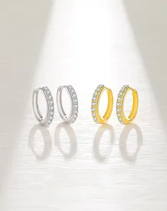 Dettaglio di orecchini a cerchio in argento S925 con cristalli di zircone micro-pavé
