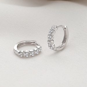 Boucles d'oreilles créoles en argent S925 avec zircons sertis en grappe fleurie