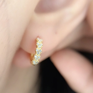 Élégantes créoles en argent S925 doré avec micro-pavé de zircons portées par un mannequin
