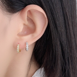 Élégantes boucles d'oreilles créoles en argent 925 avec cristaux pavés sur modèle