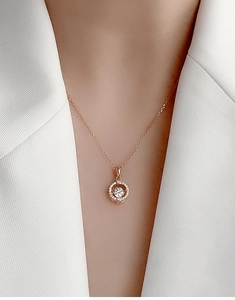 Λεπτομέρεια του μενταγιόν moissanite σε ροζ χρυσό στο λαιμό ενός μοντέλου