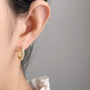 Orecchini a cerchio in argento 925 placcato oro con micro-pavé di zirconi bianchi