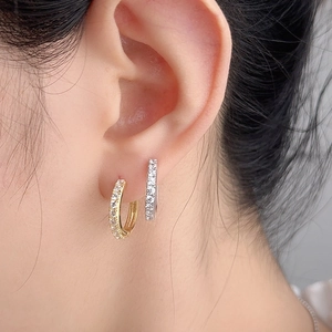 Eleganti orecchini a cerchio in argento S925 con micro-pave di cristalli in oro e argento