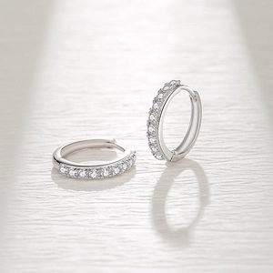 Eleganti orecchini a cerchio in argento sterling S925 con pavé di zirconi cubici