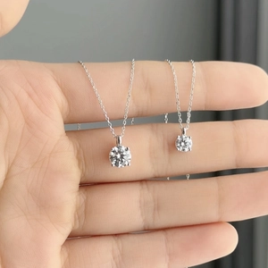 Collier avec pendentif solitaire en argent sterling S925 et deux tailles de moissanite brillante