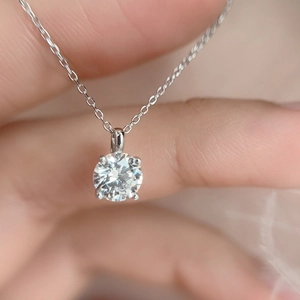 Collier classique en argent sterling S925 avec pendentif solitaire moissanite ronde
