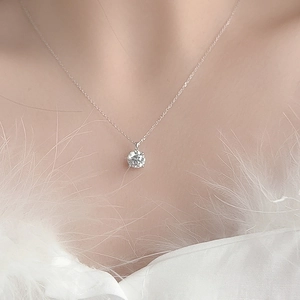 Élégant collier en argent S925 avec pendentif en moissanite ronde sur un mannequin