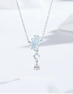 Détail du collier papillon en argent S925 avec aile émaillée et pierre de zircon