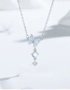 Détail du pendentif papillon en argent S925 avec pierre de lune lumineuse et zircone