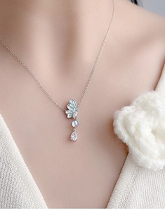 Détail du collier papillon en argent S925 avec pierre irisée et pendentif en zircone cubique