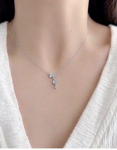 Détail du collier en argent S925 avec pendentif papillon et pierre de lune éclatante