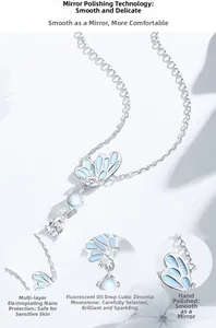 Détail du collier papillon en argent s925 avec pierre de lune et émail bleu