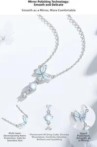 Détail du collier papillon en argent S925 avec pierre de lune et émail bleu lumineux