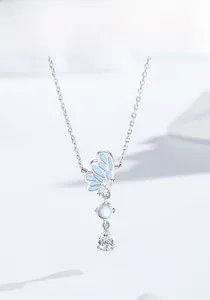 Détail d'un pendentif papillon en argent s925 avec émail bleu et pierre de lune