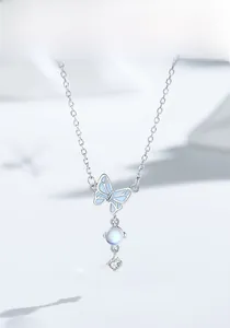 Détail du collier en argent S925 avec papillon bleu et pendentif en pierre de lune éclatante