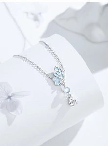 Détail du collier papillon en argent S925 avec pierre de lune et zircon en forme de goutte
