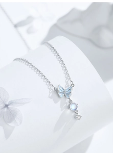 Détail du collier papillon en argent S925 avec pierre de lune et émail bleu clair