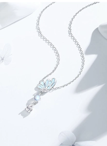 Détail du collier lumineux en argent S925 avec papillon bleu et pendentif en pierre de lune