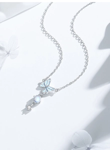 Détail du collier en argent S925 avec papillon émaillé, pierre de lune et pendentif zircon