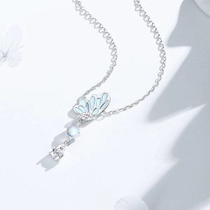 Collier pompon papillon en argent S925 avec pendentif bleu dégradé sur un fond blanc épuré