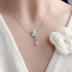 Collier élégant en argent s925 avec pendentif papillon en émail bleu et cristal poli