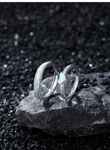 Détails des bagues de couple réglables en argent S925 avec émail bleu sur roche sombre
