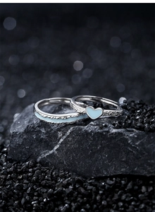 Détail des bagues de couple en argent S925 avec texture martelée et incrustation cœur bleu