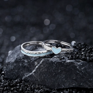 Bagues de couple en argent S925 avec émail cœur bleu sur fond de pierre sombre