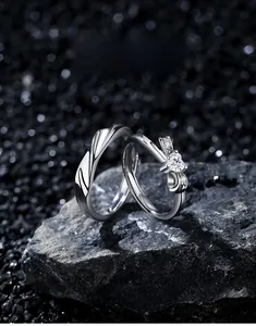 Makroaufnahme von S925 Silber Partnerringen mit Herz-Diamant und Schleifen-Design