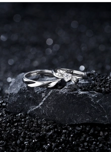 Nahaufnahme von S925 Silber Partnerringen mit Herz-Stein und gedrehtem Ringband-Design