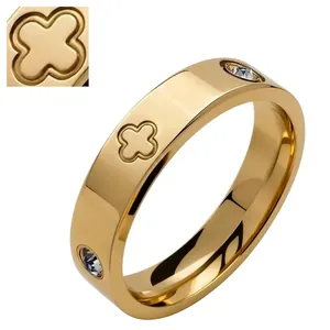 18K vergoldeter Titanstahlring mit Diamanten und Kleeblatt-Detail