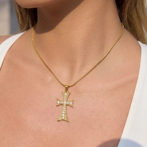 Collier pendentif croix dorée avec zircon serti et chaîne serpent pour femme