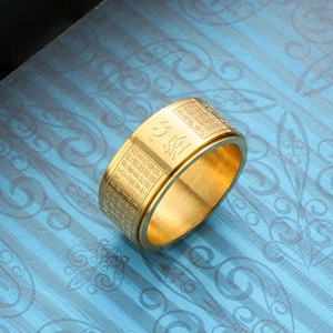 Detailansicht eines goldenen Edelstahl-Spin-Rings mit graviertem Herz-Sutra-Text