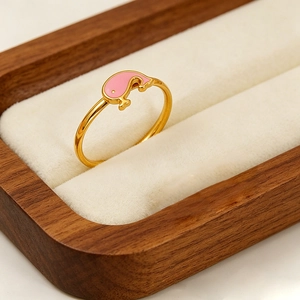 Bague ajustable dauphin rose doré sur une boîte à bijoux en velours élégante